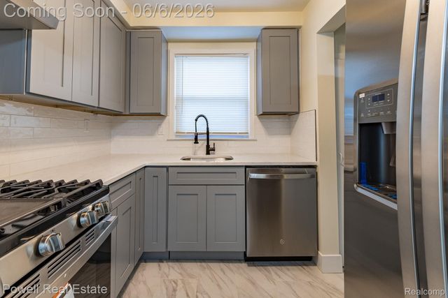 25246 Hayes Road, Roseville, MI 48066