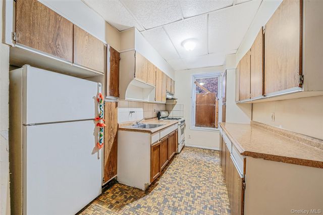 11 NORWOOD Avenue, Brooklyn, NY 11208