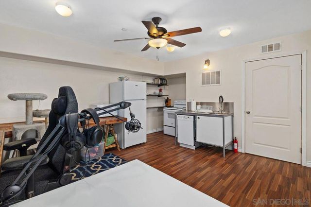 9545 Chestnut St, Spring Valley, CA 91977