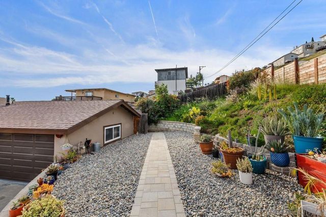 9545 Chestnut St, Spring Valley, CA 91977