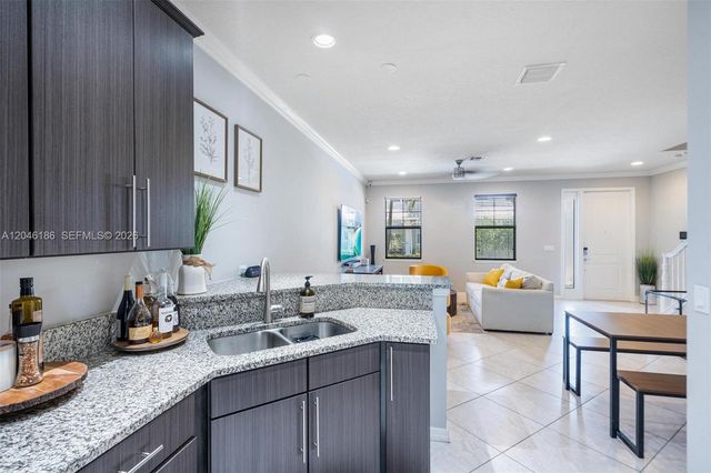 3944 Poinciana Ln, Hollywood, FL 33021