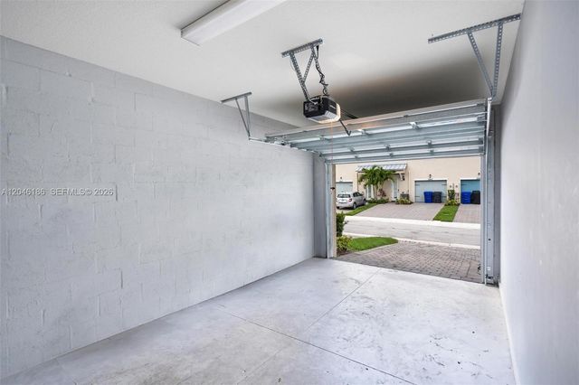 3944 Poinciana Ln, Hollywood, FL 33021