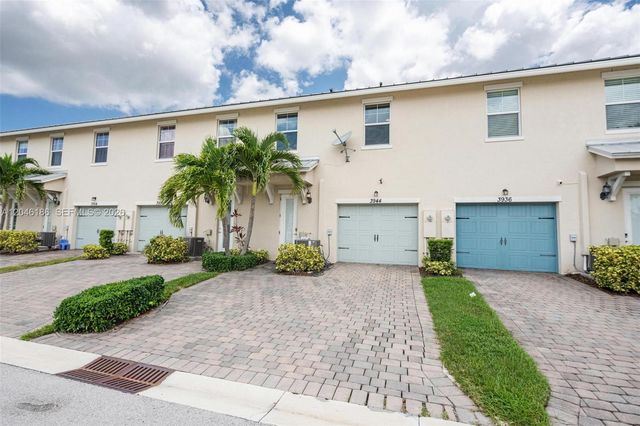 3944 Poinciana Ln, Hollywood, FL 33021