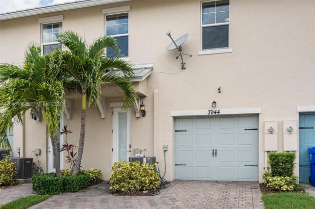 3944 Poinciana Ln, Hollywood, FL 33021