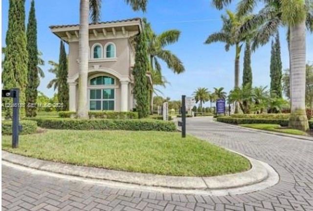 3944 Poinciana Ln, Hollywood, FL 33021
