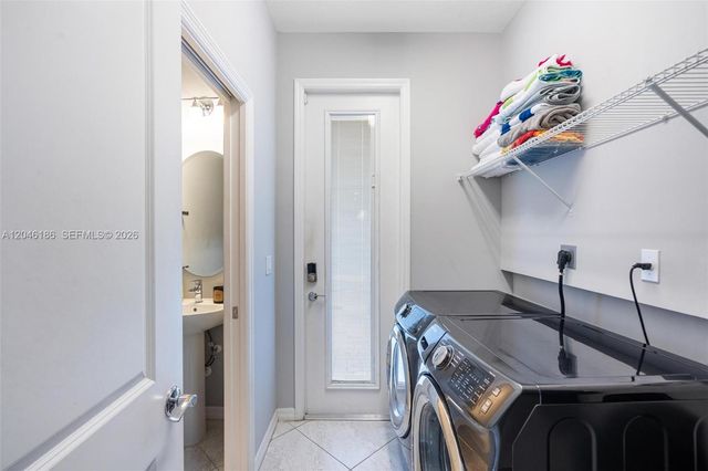 3944 Poinciana Ln, Hollywood, FL 33021