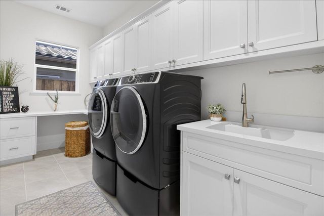 2102 White Oak Drive, Hollister, CA 95023