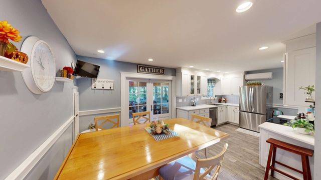 8 Nichols St, North Reading, MA 01864