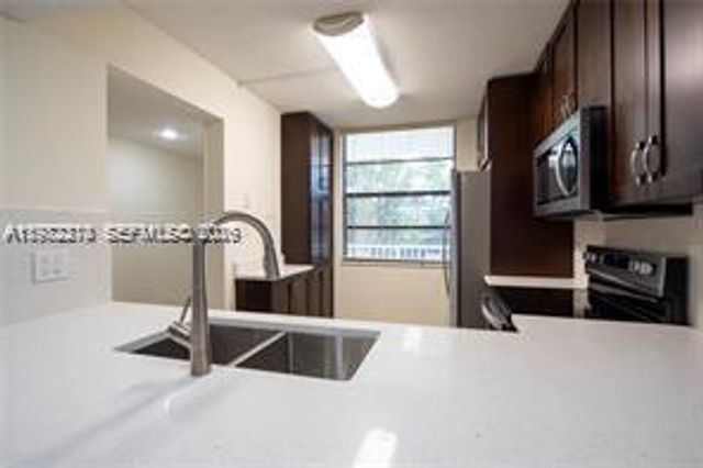 1713 Whitehall Dr 302, Davie, FL 33324