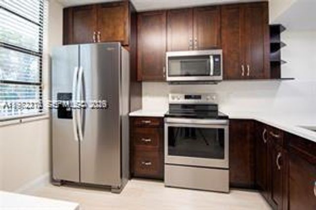 1713 Whitehall Dr 302, Davie, FL 33324