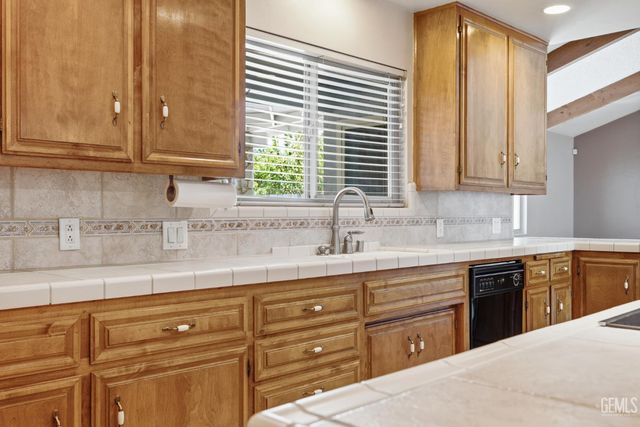 6505 Kearsarge Way, Bakersfield, CA 93309