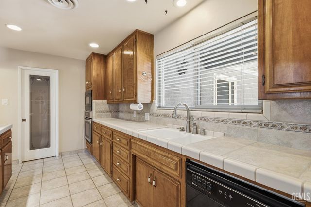 6505 Kearsarge Way, Bakersfield, CA 93309