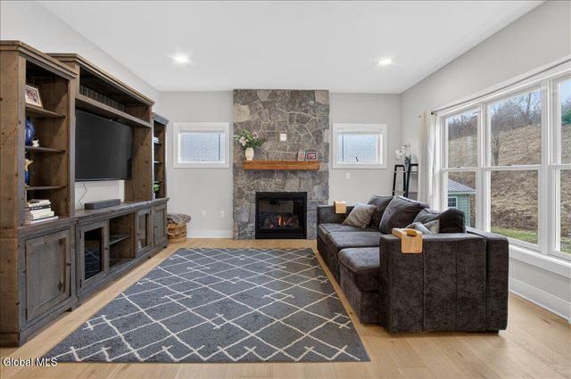 10 Quail Run, Voorheesville, NY 12186