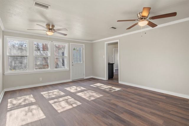 320 NE 31st Street, Grand Prairie, TX 75050