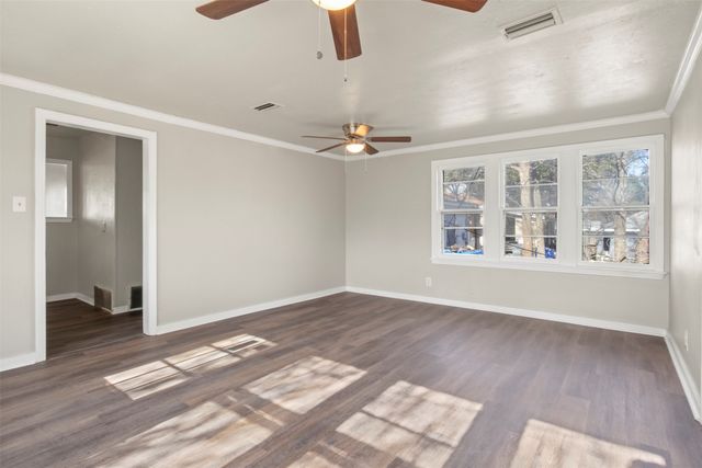 320 NE 31st Street, Grand Prairie, TX 75050