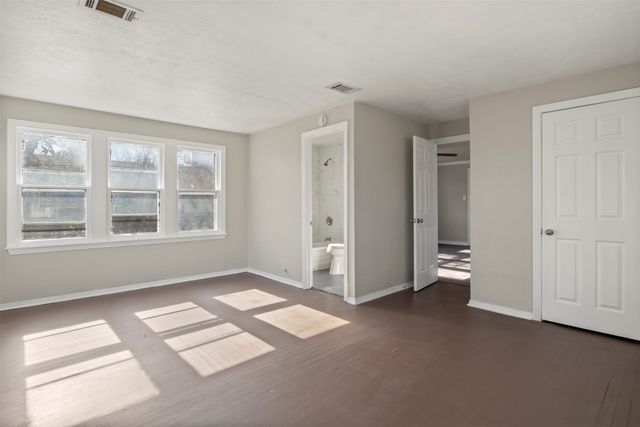 320 NE 31st Street, Grand Prairie, TX 75050