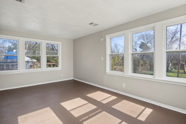 320 NE 31st Street, Grand Prairie, TX 75050