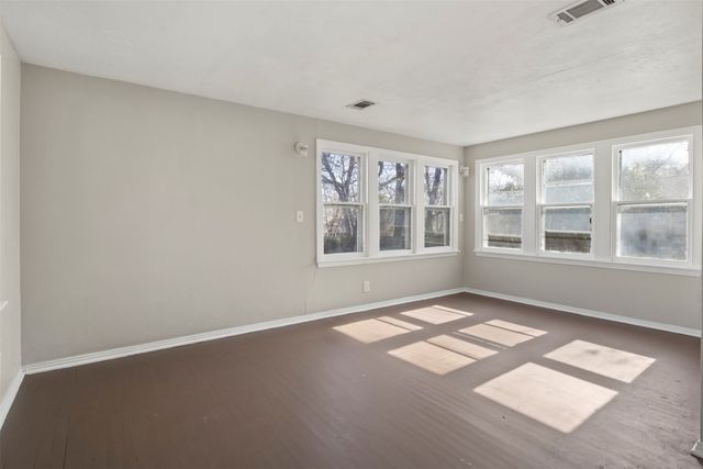 320 NE 31st Street, Grand Prairie, TX 75050