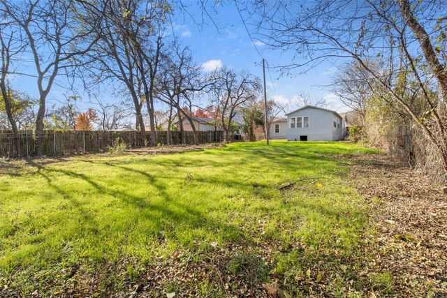 320 NE 31st Street, Grand Prairie, TX 75050