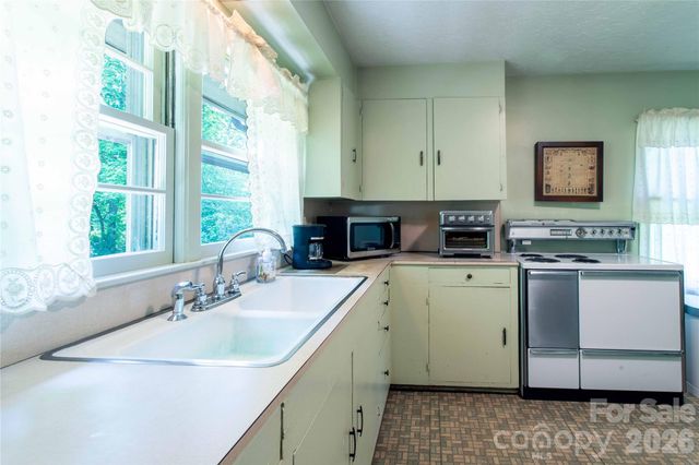 3004 Kanuga Road, Hendersonville, NC 28739