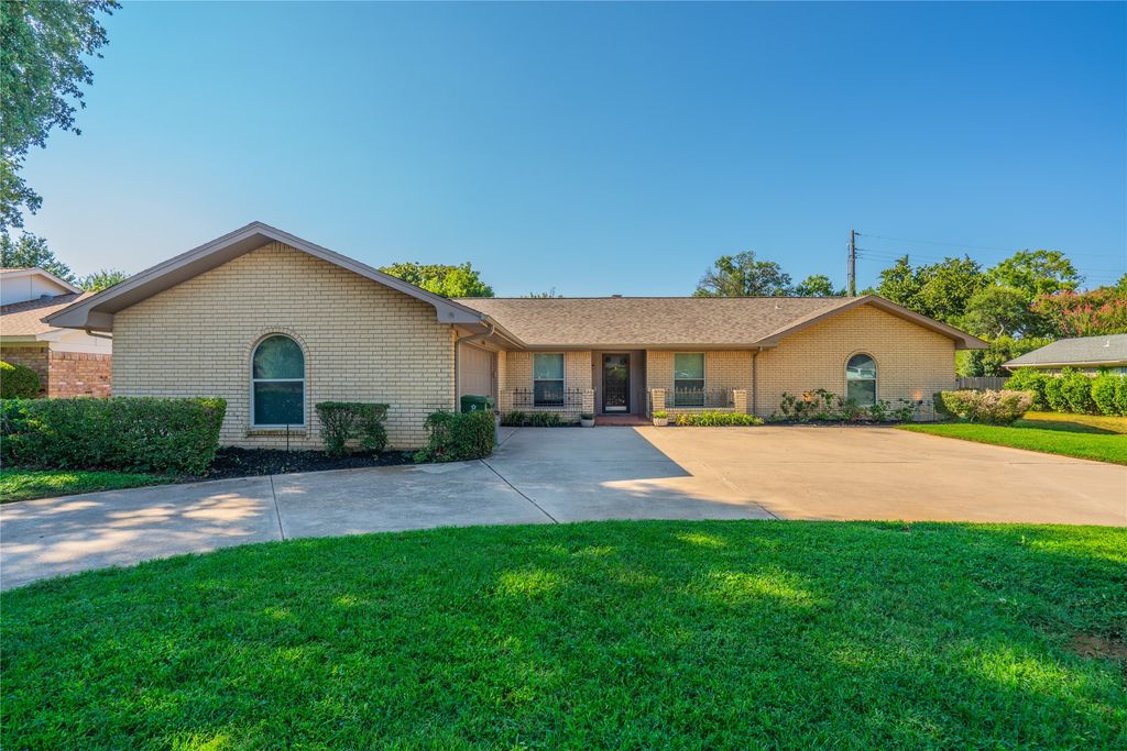 1804 Lincolnshire Drive, Bedford, TX 76021 — exterior