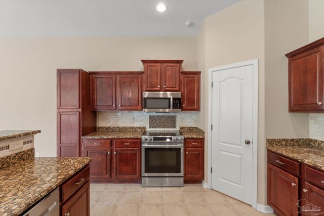 8 Warrior Ct, Pensacola, FL 32507