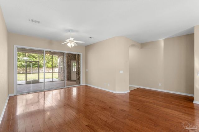 8 Warrior Ct, Pensacola, FL 32507