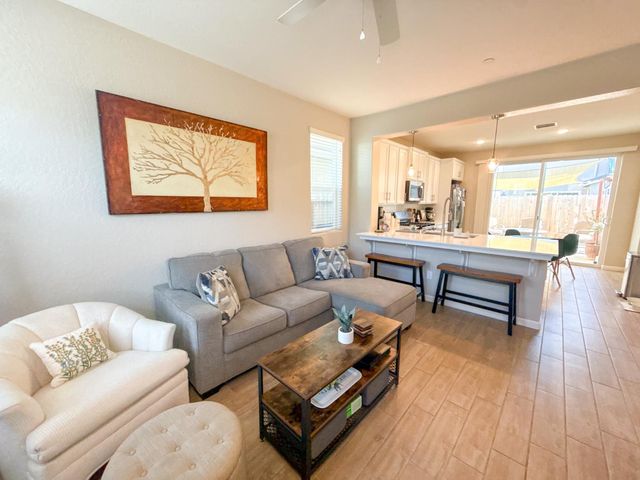 1120 Vanguard Way W, Madera, CA 93636