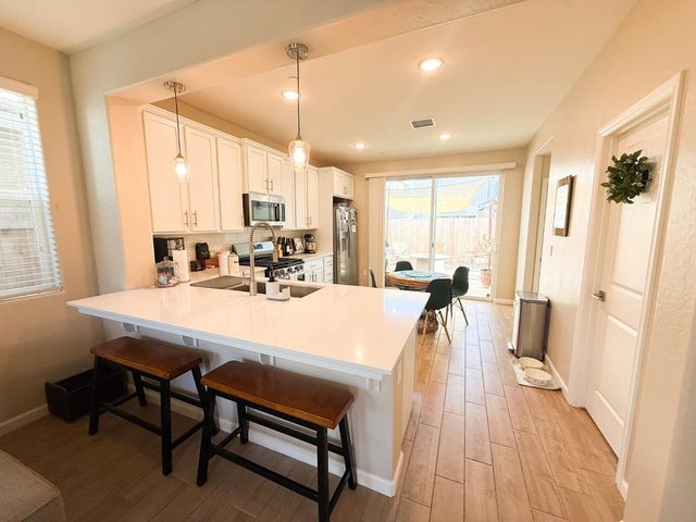 1120 Vanguard Way W, Madera, CA 93636