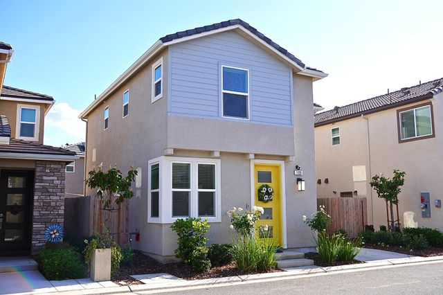 1120 Vanguard Way W, Madera, CA 93636