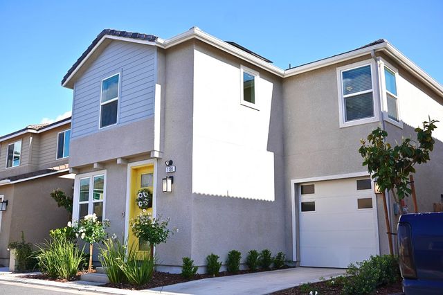 1120 Vanguard Way W, Madera, CA 93636