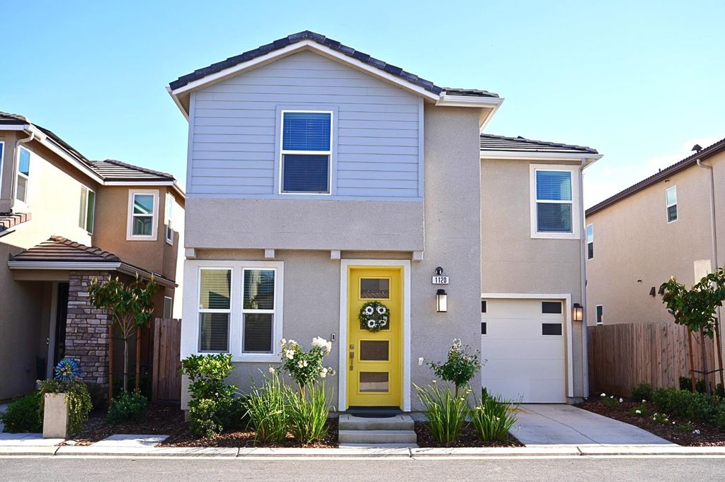 1120 Vanguard Way W, Madera, CA 93636