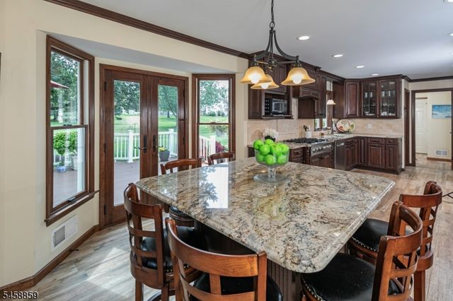 9 Summershade Ln, Raritan Twp., NJ 08551