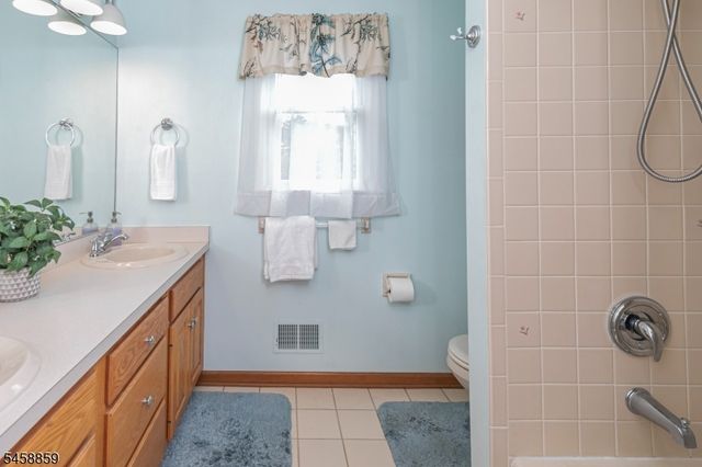 9 Summershade Ln, Raritan Twp., NJ 08551