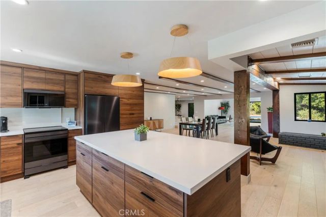 5950 Winnetka, Woodland Hills, CA 91367
