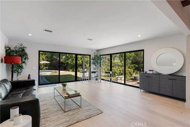 5950 Winnetka, Woodland Hills, CA 91367