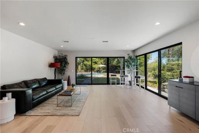 5950 Winnetka, Woodland Hills, CA 91367