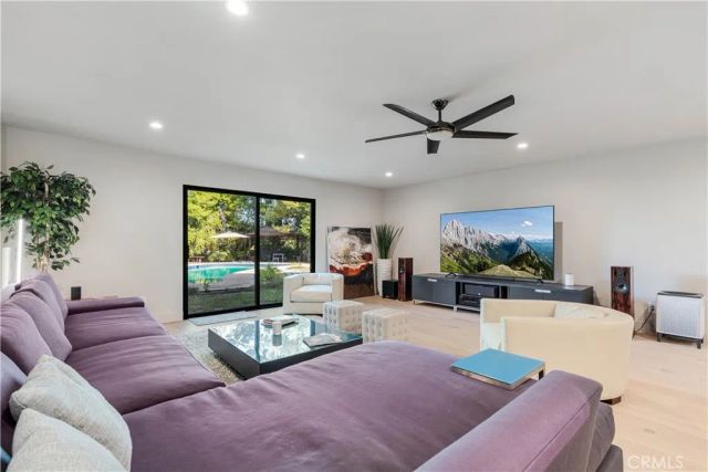 5950 Winnetka, Woodland Hills, CA 91367