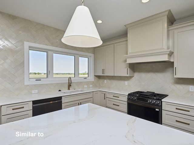 17539 North Valley Drive, Urbandale, IA 50322