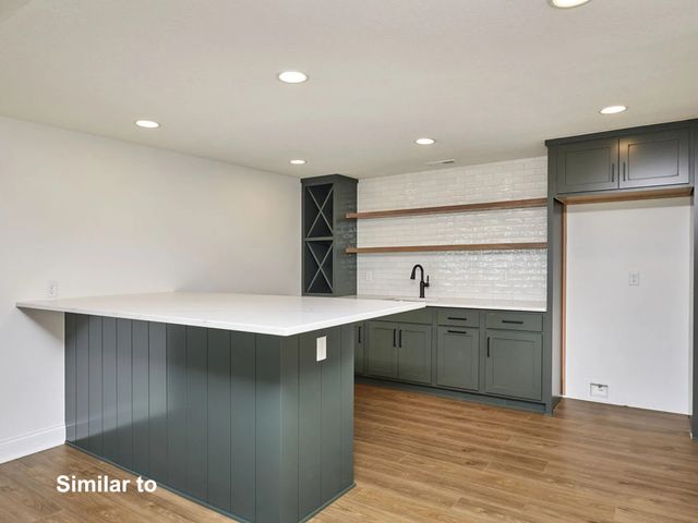 17539 North Valley Drive, Urbandale, IA 50322