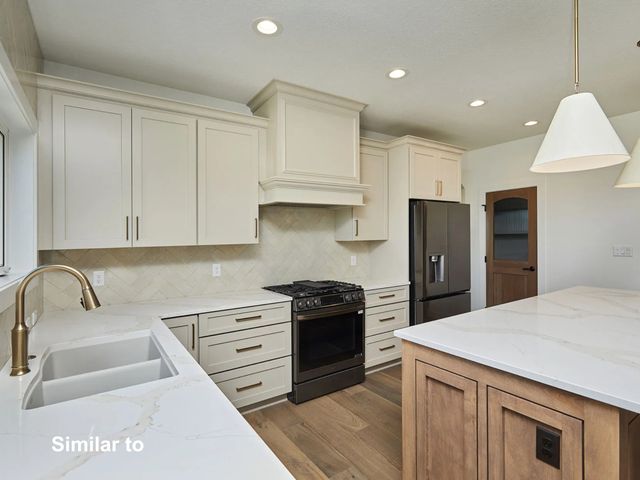 17539 North Valley Drive, Urbandale, IA 50322