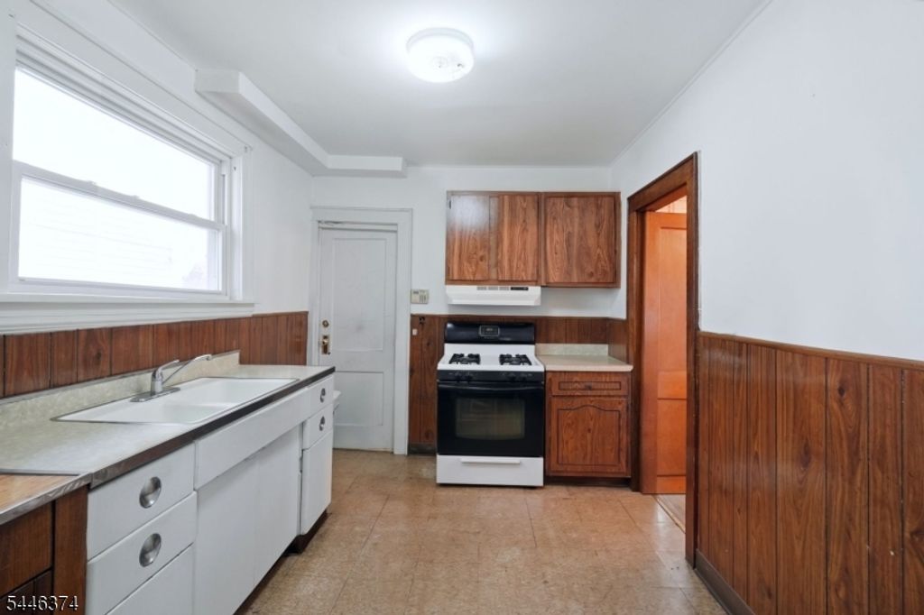 155 Berkshire Pl, Irvington Twp., NJ 07111 — photo 4