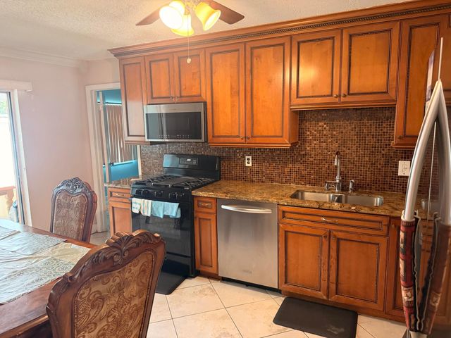 6082 Wauconda Way E, Lake Worth, FL 33463