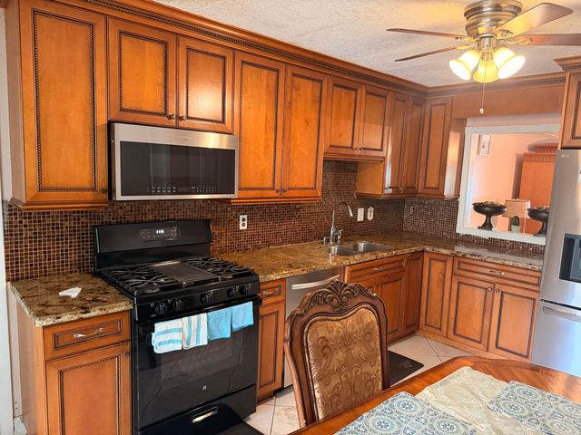 6082 Wauconda Way E, Lake Worth, FL 33463