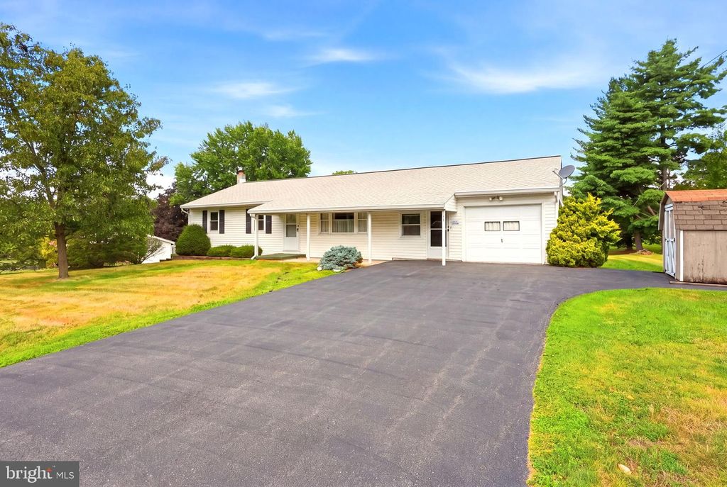 56 HILLVIEW RD, Birdsboro, PA 19508