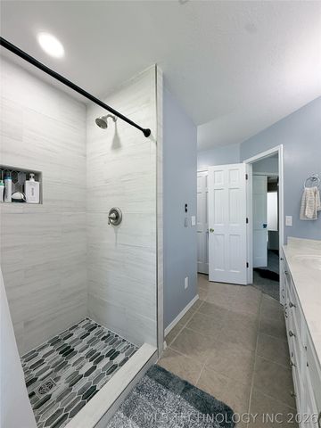 1310 E Concord Place, Broken Arrow, OK 74012