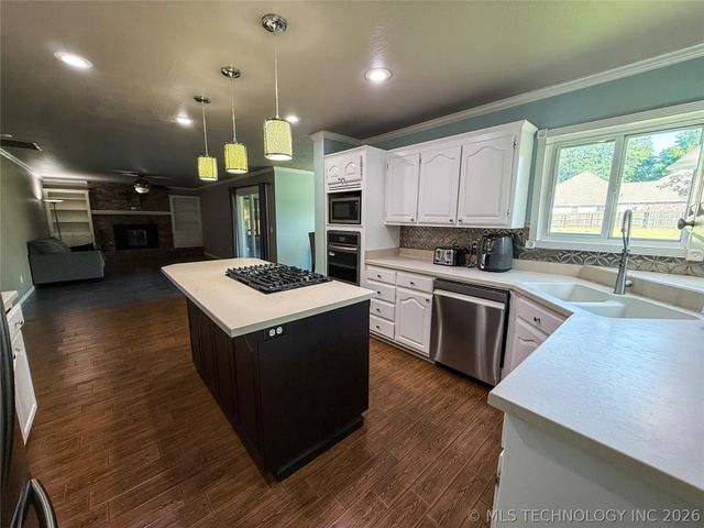 1310 E Concord Place, Broken Arrow, OK 74012