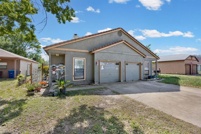 911 Crockett ST A, Lockhart, TX 78644