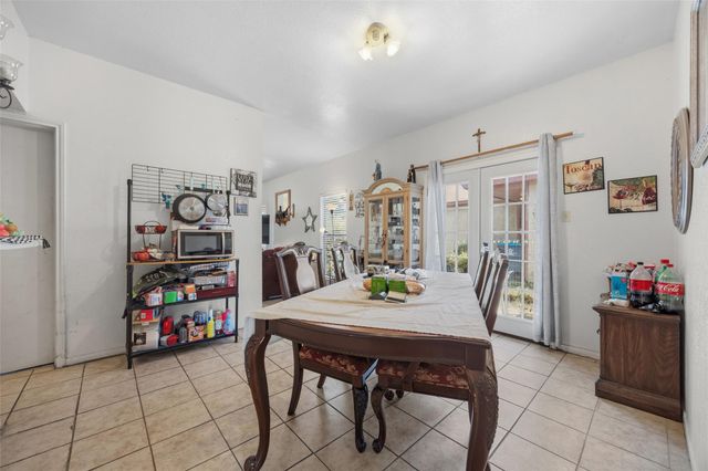 911 Crockett ST A, Lockhart, TX 78644