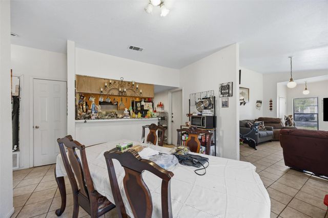 911 Crockett ST A, Lockhart, TX 78644